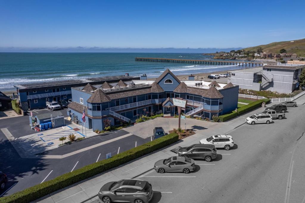 Shoreline Inn...on the beach Main image 1